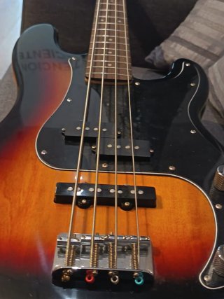 Bajo Eléctrico Squire Precision bass de Fender