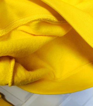 Sudadera amarilla básica