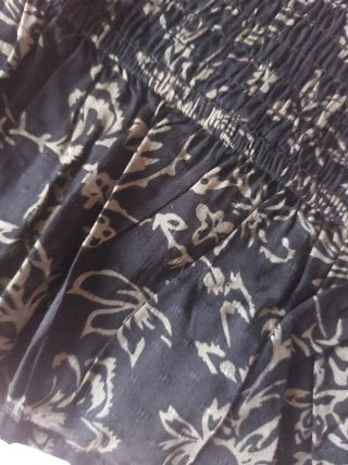 Falda negra con estampado floral