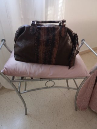 Bolso de piel marrón y estampado