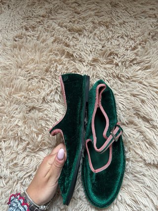 Manoletinas de terciopelo verde y rosa