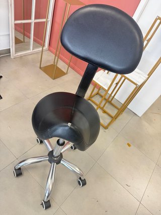 Silla ergonómica ajustable con ruedas