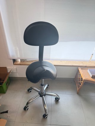 Silla ergonómica ajustable con ruedas
