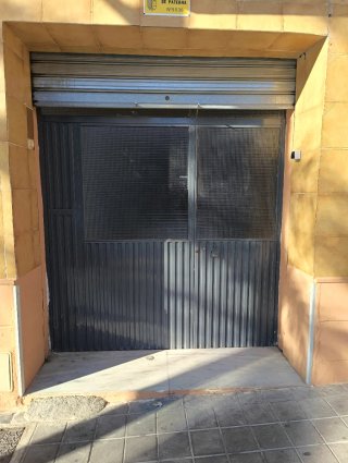 Puerta metálica con cristal