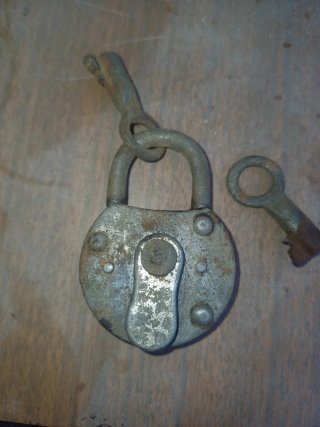 Candado Antiguo con Llaves