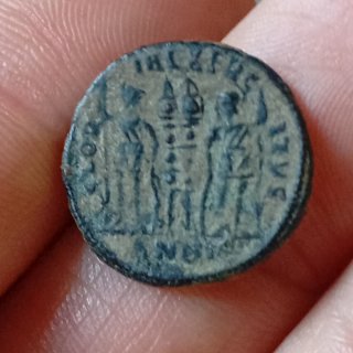 ≡ Preciosa moneda romana Constantino I el grande