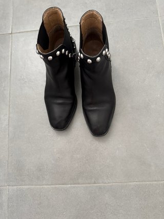 Botines Piel Chica Tachuelas Negros. Muy Cómodo