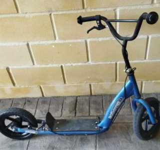 Patinete Azul con Ruedas de Goma