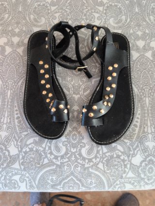 Sandalias negras tachuelas doradas
