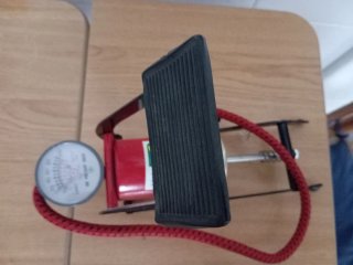 Inflador de Pedal con Manómetro