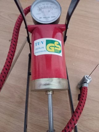 Inflador de Pedal con Manómetro