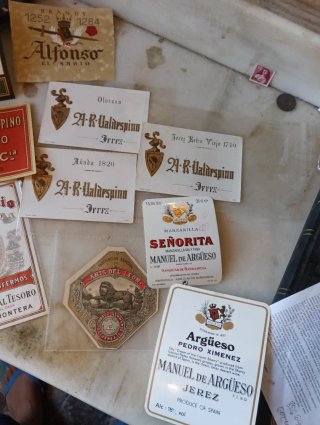 Lotes de etiquetas antiguas de vino y brandy