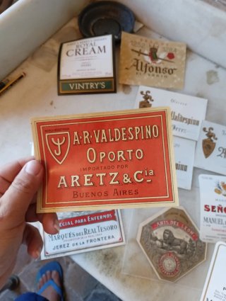 Lotes de etiquetas antiguas de vino y brandy