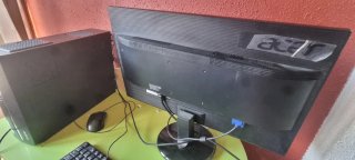 Ordenador de sobremesa negro y verde