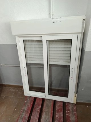 Ventana aluminio con persiana 85x115