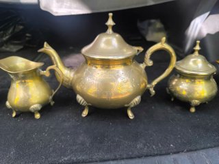 Set di 3 antiche teiere in metallo