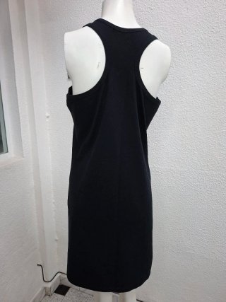 Vestido negro sin mangas
