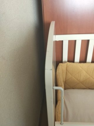 Cuna de bebé blanca con dinosaurio
