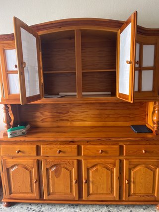 Mueble de salón de madera y cristal.