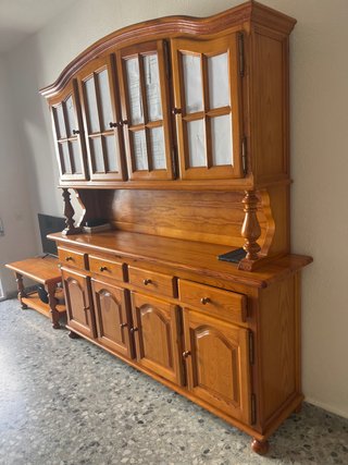 Mueble de salón de madera y cristal.