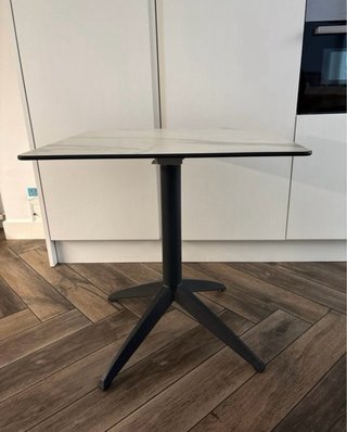 Mesa Plegable de Mármol y Metal