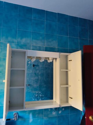 Armario de baño con espejo y luz