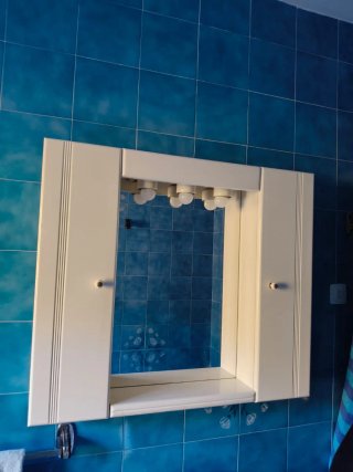 Armario de baño con espejo y luz