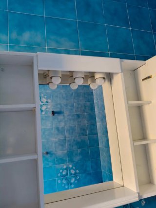 Armario de baño con espejo y luz