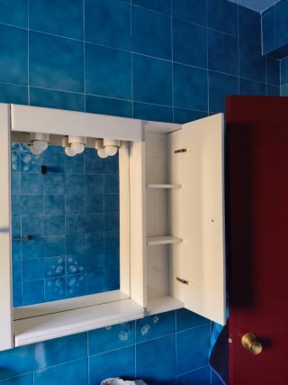 Armario de baño con espejo y luz