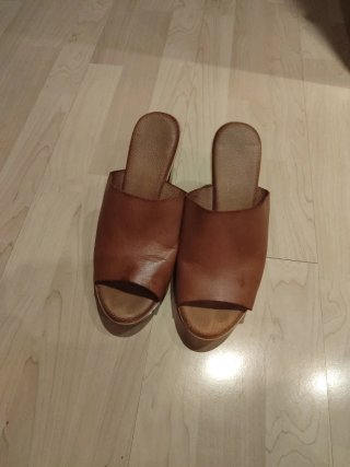 Cuñas de cuero marrones