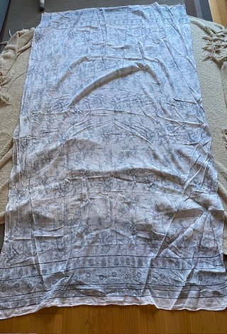 Pañuelo Blanco con Estampado 108 x 178 cm