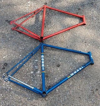 2 antiguos cuadros de bicicletas