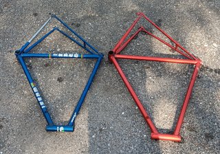 2 antiguos cuadros de bicicletas