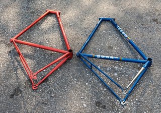 2 antiguos cuadros de bicicletas