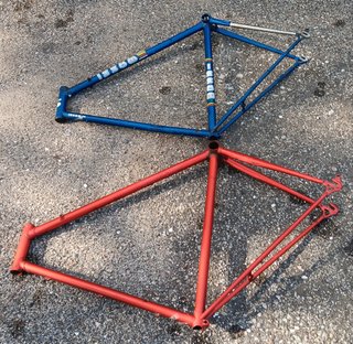 2 antiguos cuadros de bicicletas