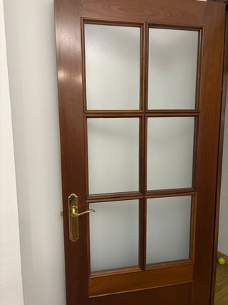 Puerta de madera con cristal