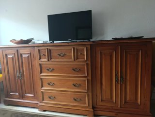 Aparador grande de madera con cristal a medida
