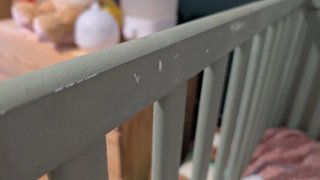 Cuna de madera lacada en verde