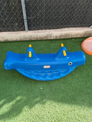 Ballena balancín Little Tikes azul