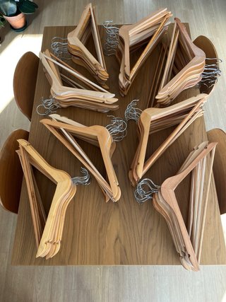 88 perchas de madera (no por separado)