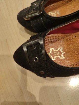 Zapatos de tacón negros con hebilla