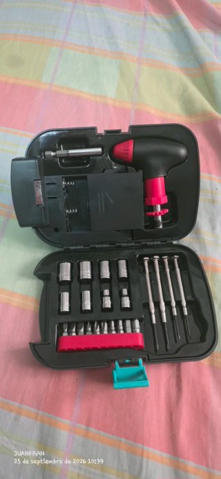 Linterna y una pequeña caja de herramientas