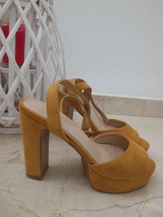 Zapatos de tacón amarillos talla 38