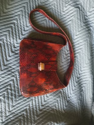 Bolso de piel serpiente rojo y marrón