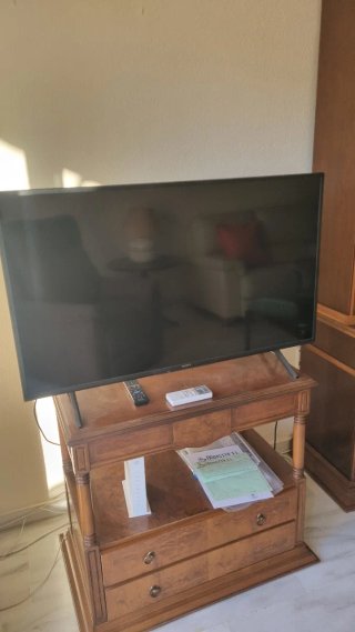 TV Sony 32 pulgadas y mueble de madera