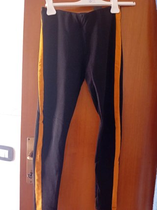 Leggings neri con banda laterale gialla