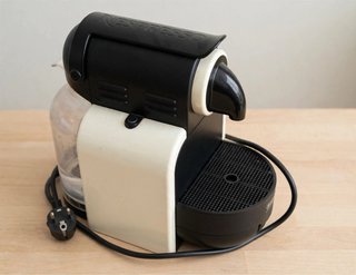 Cafetera Nespresso Negra y Blanca.