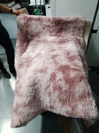 Alfombra suave rosa y blanca