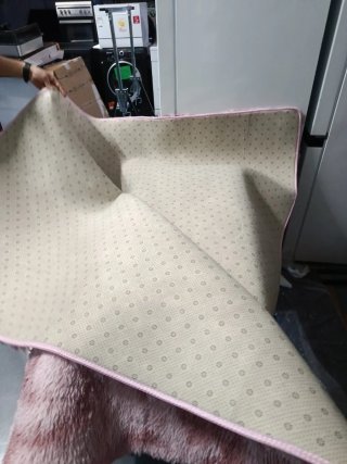 Alfombra suave rosa y blanca