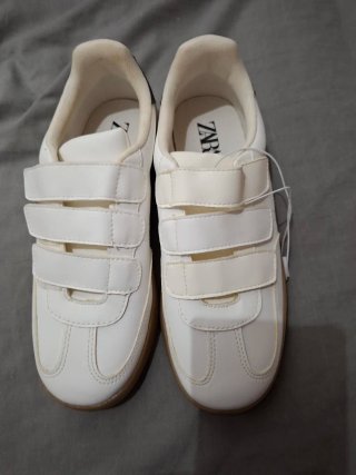 Zapatillas Zara blancas velcro